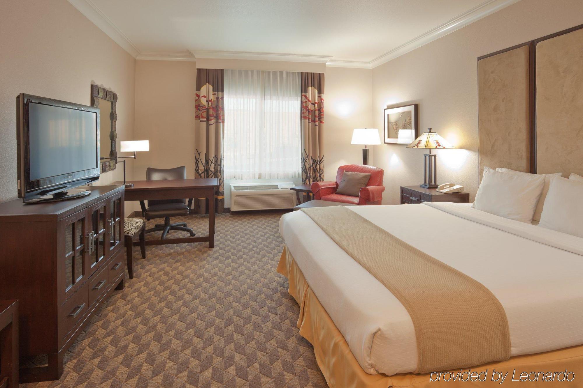 Holiday Inn Express Hotel & Suites Arcata/Eureka-Airport Area By Ihg Мак-Кинливилл Номер фото