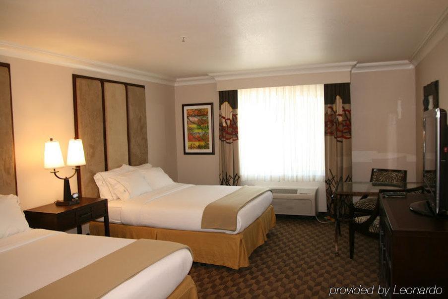 Holiday Inn Express Hotel & Suites Arcata/Eureka-Airport Area By Ihg Мак-Кинливилл Номер фото